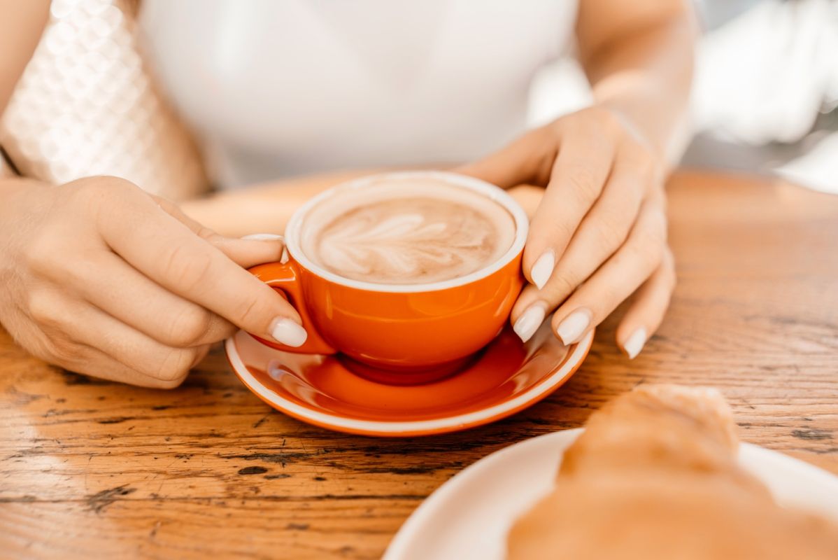 Boire du café avec vos médicaments : une erreur qui pourrait vous coûter cher