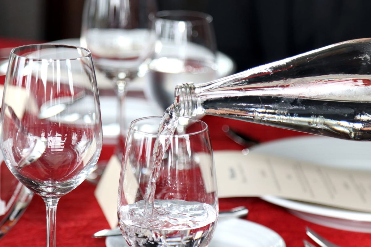 L'astuce redoutable des serveurs pour vous faire payer l'eau au restaurant