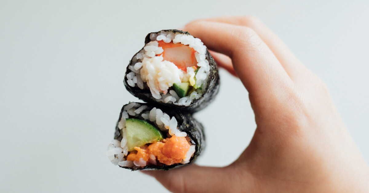Réussir vos sushis maison sans ustensiles : le guide ultime