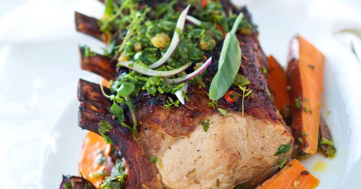 Découvrez le carré de porc à la sauce chimichurri : une explosion de saveurs