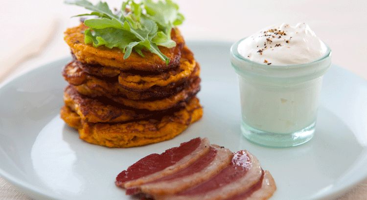 Blinis de patates douces, chantilly de chèvre frais et magret de canard fumé