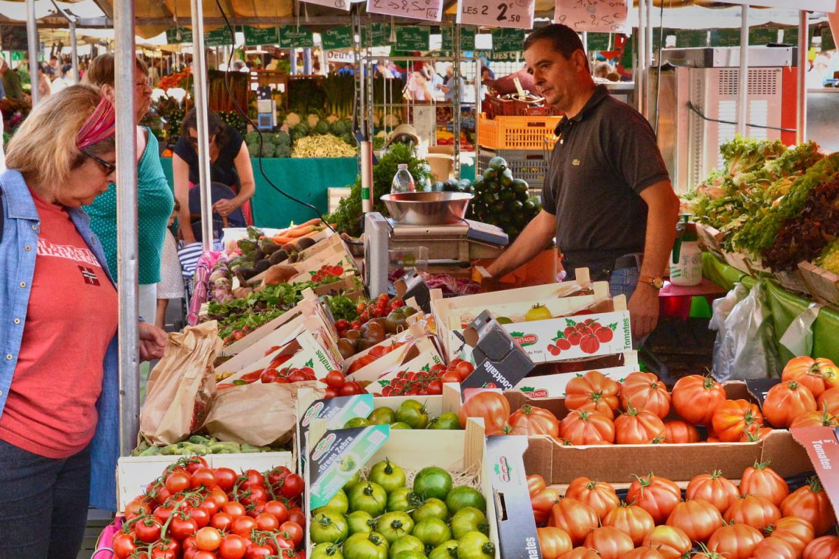 les petits gestes à éviter au marché pour respecter les producteurs