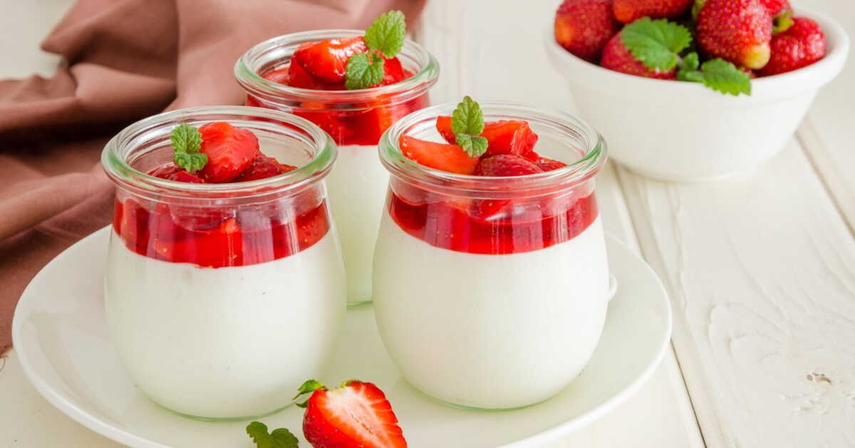 Panna cotta aux fraises sans gélatine : le dessert léger qui fera fondre vos papilles