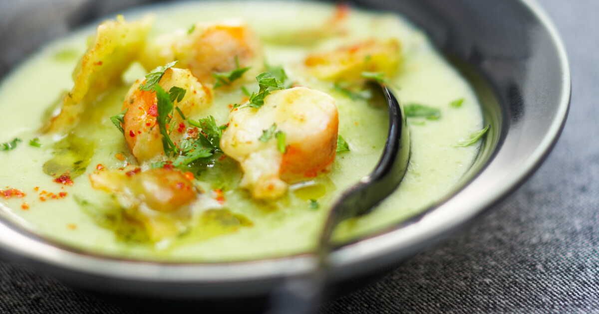 Savourez un velouté exquis de pois cassés avec ravioles et homard