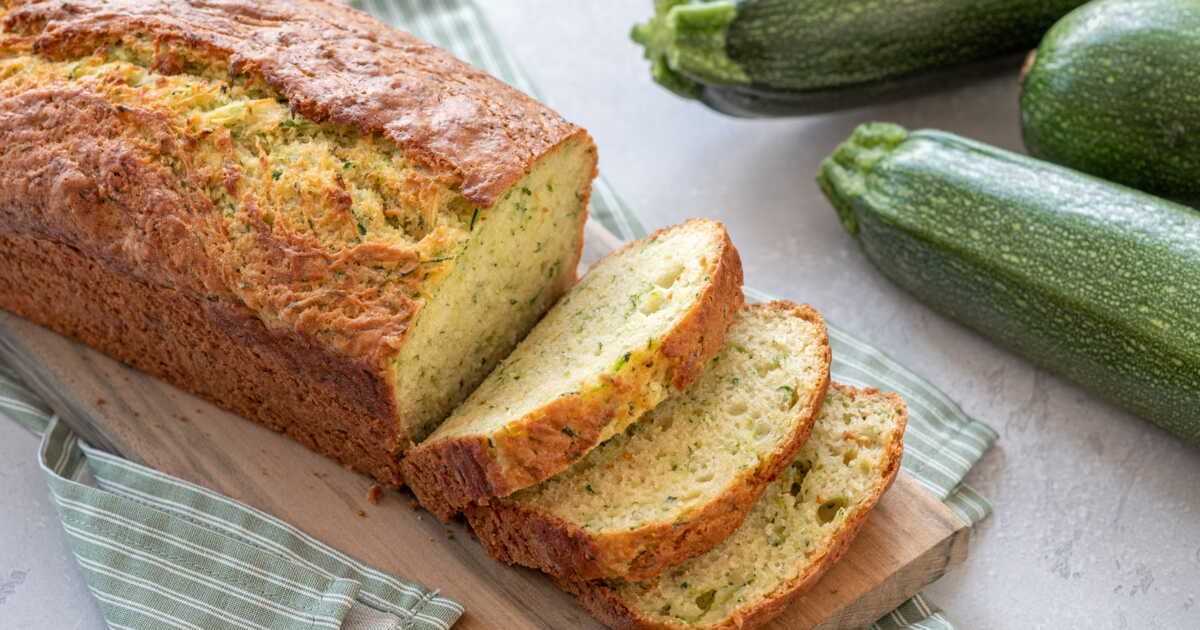 Le cake apéro de Cyril Lignac : succulente recette au chèvre et à la courgette