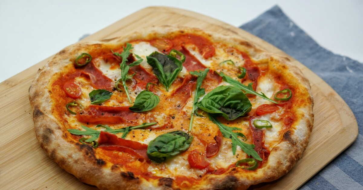 Découvrez la recette infaillible pour une pâte à pizza légère et alvéolée