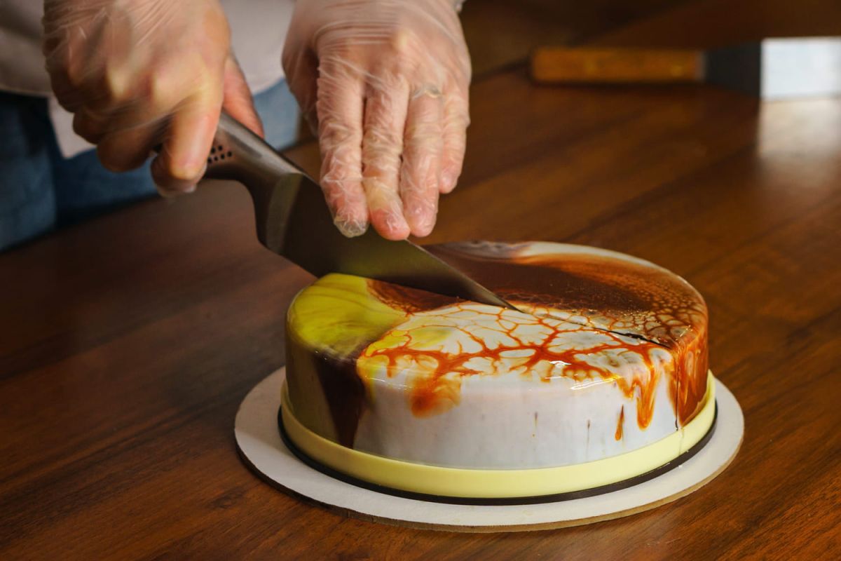Découvrez l'astuce surprenante pour couper un gâteau sans gâchis