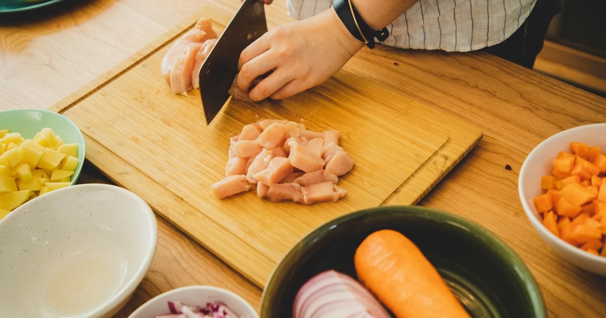 Plastique ou bois : quelle planche à découper choisir pour votre santé ?
