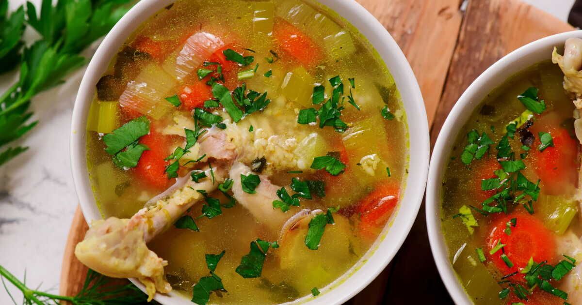 Bouillon de poule maison : la recette réconfortante pour affronter l'hiver