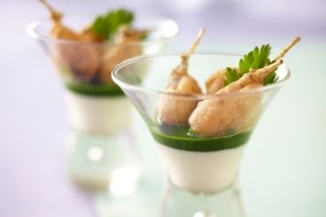 Cuisses de grenouille rôties, crème de persil et émulsion d'ail fumé