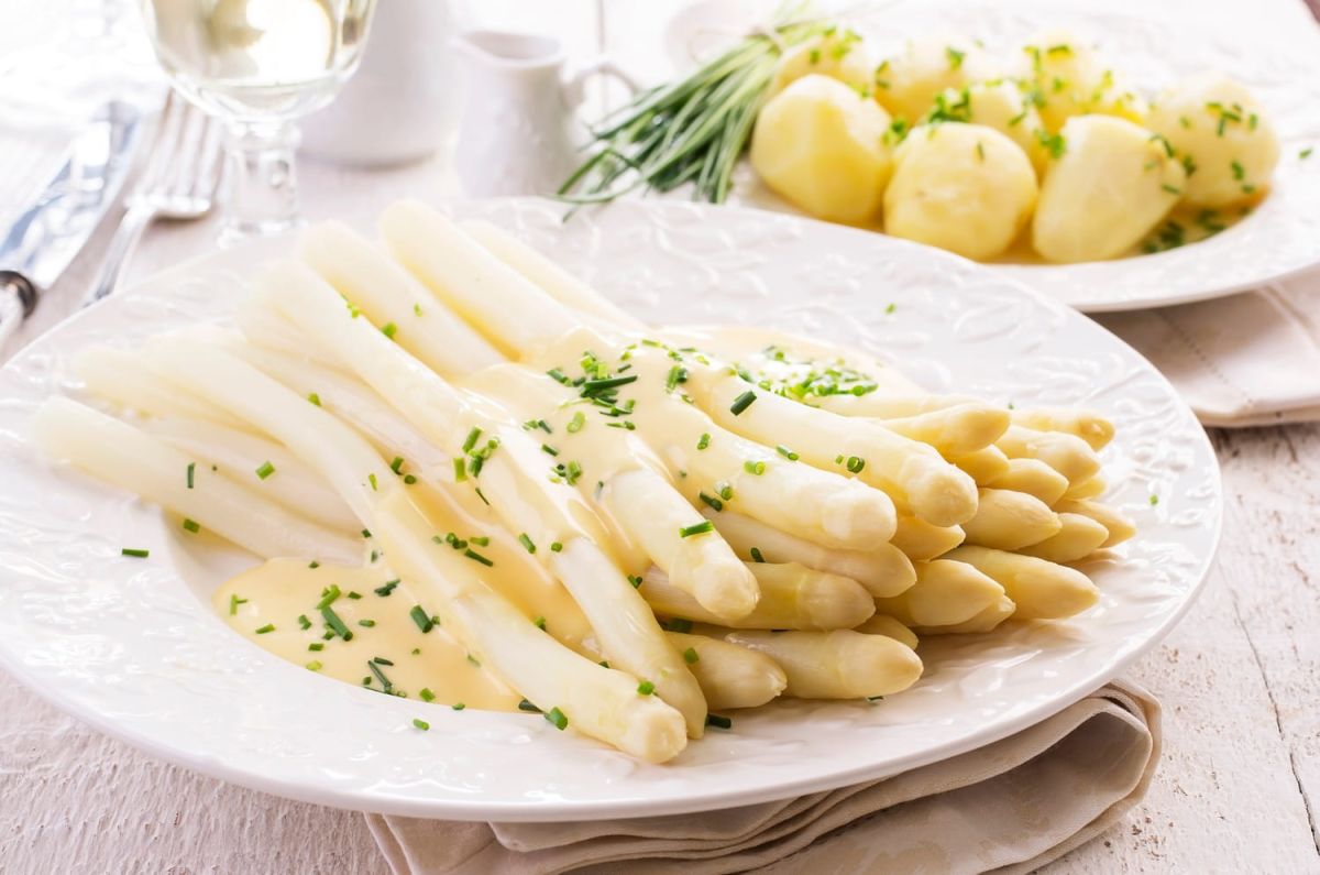 La recette de Cyril Lignac pour des asperges blanches irrésistibles