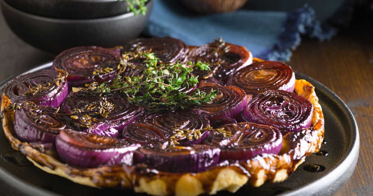 découvrez la tarte tatin aux oignons rouges, miel et thym du chef simon auscher