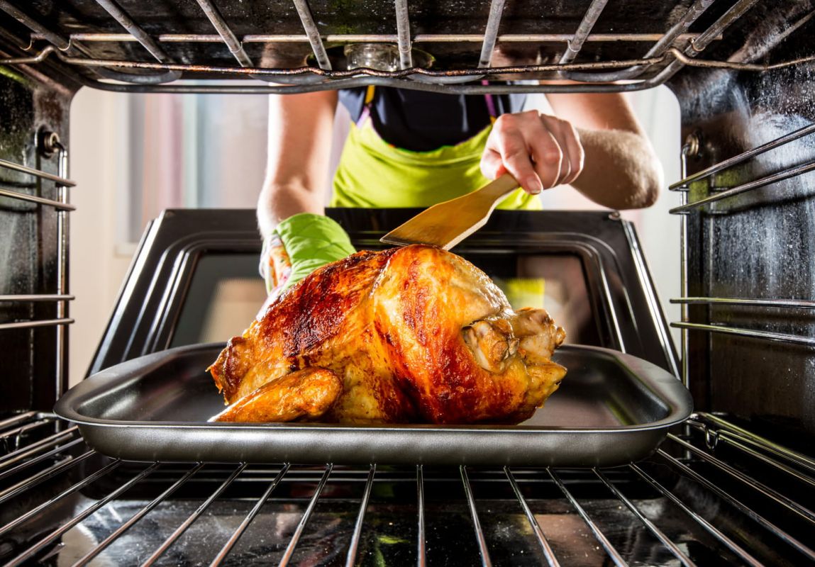 Comment cuire un poulet au four pour qu'il soit moelleux ?