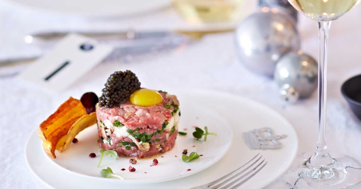 Un tartare de veau élégant, rehaussé de caviar