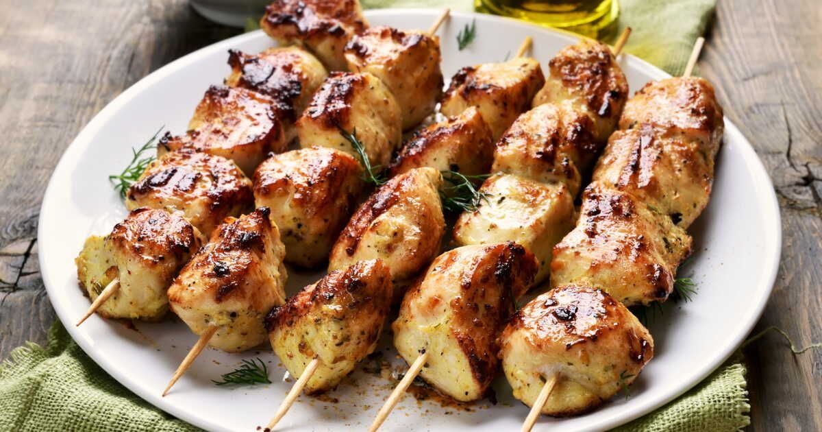 Des brochettes de poulet à l'ail prêtes en un éclair avec l'Air fryer