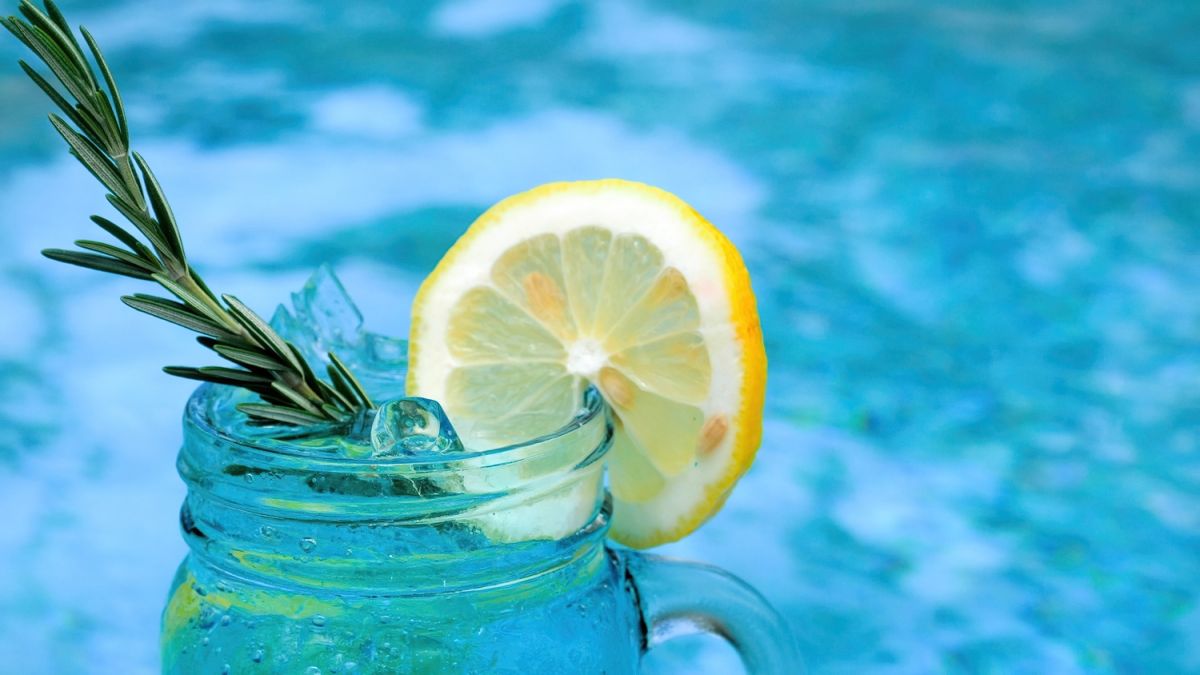 Cinq boissons rafraîchissantes pour rester hydraté sous la chaleur