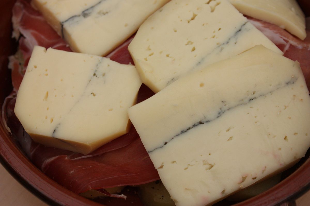 Quinze morts liées à la consommation de fromage au lait cru : une alerte alarmante