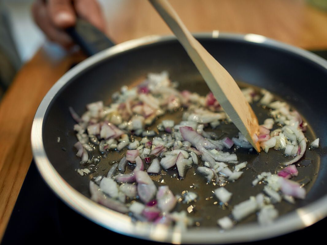 9 recettes simples pour rehausser vos plats avec des oignons