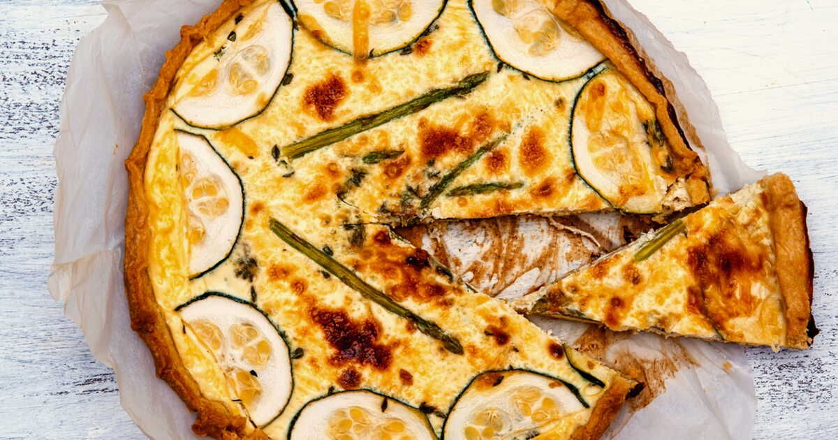 Une tarte gourmande aux courgettes, asperges et parmesan