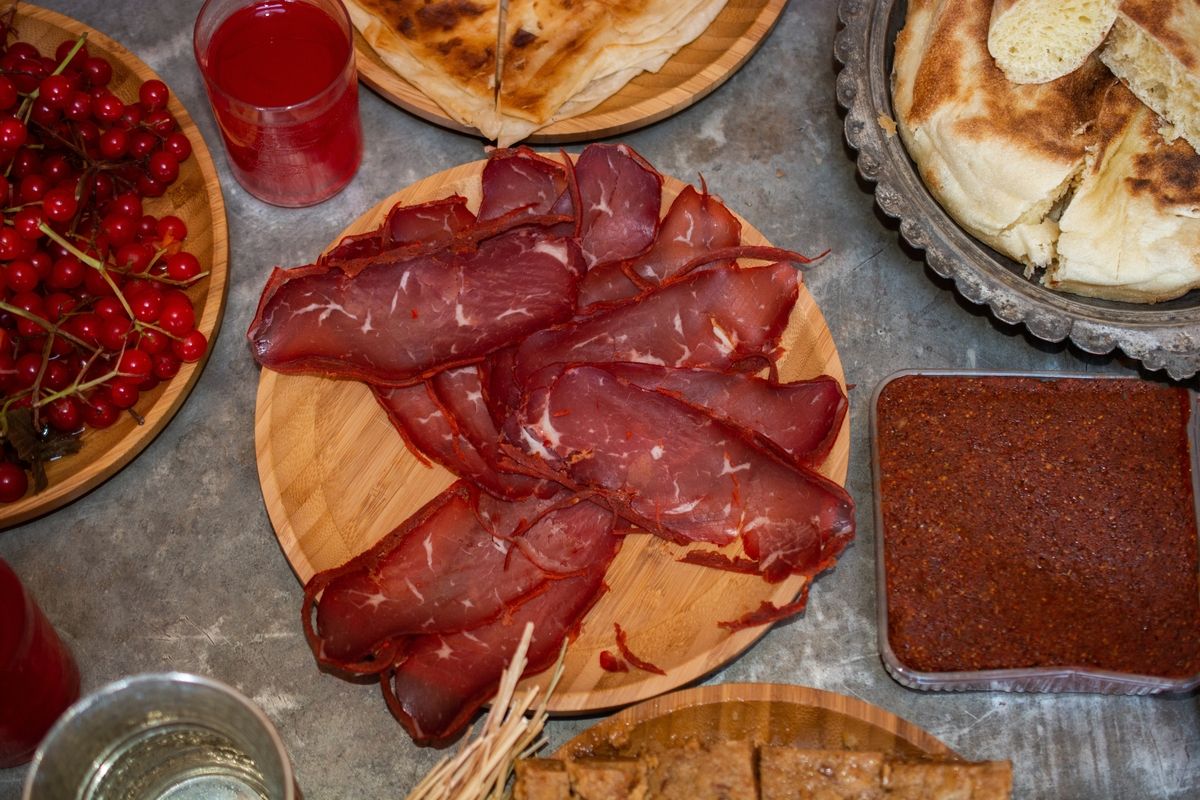 Le boeuf séché : un en-cas savoureux ou un risque pour la santé ?