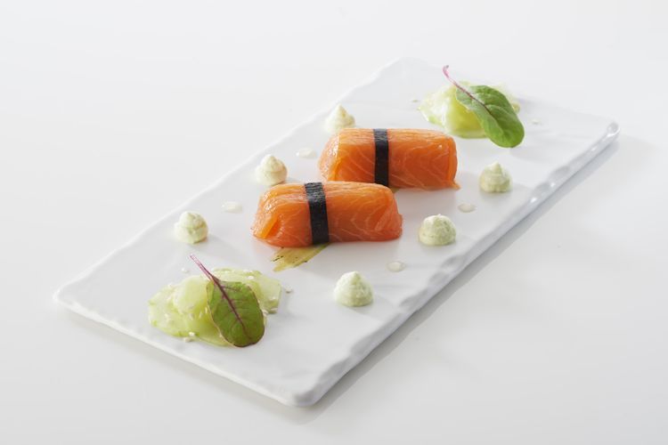 Quenelles au brochet façon sushi, crème légère au wasabi et concombre acidulé