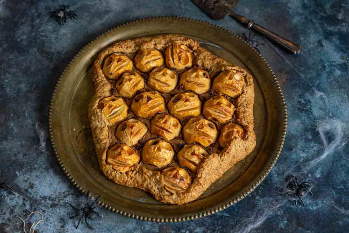 une tarte aux pommes effrayante pour halloween