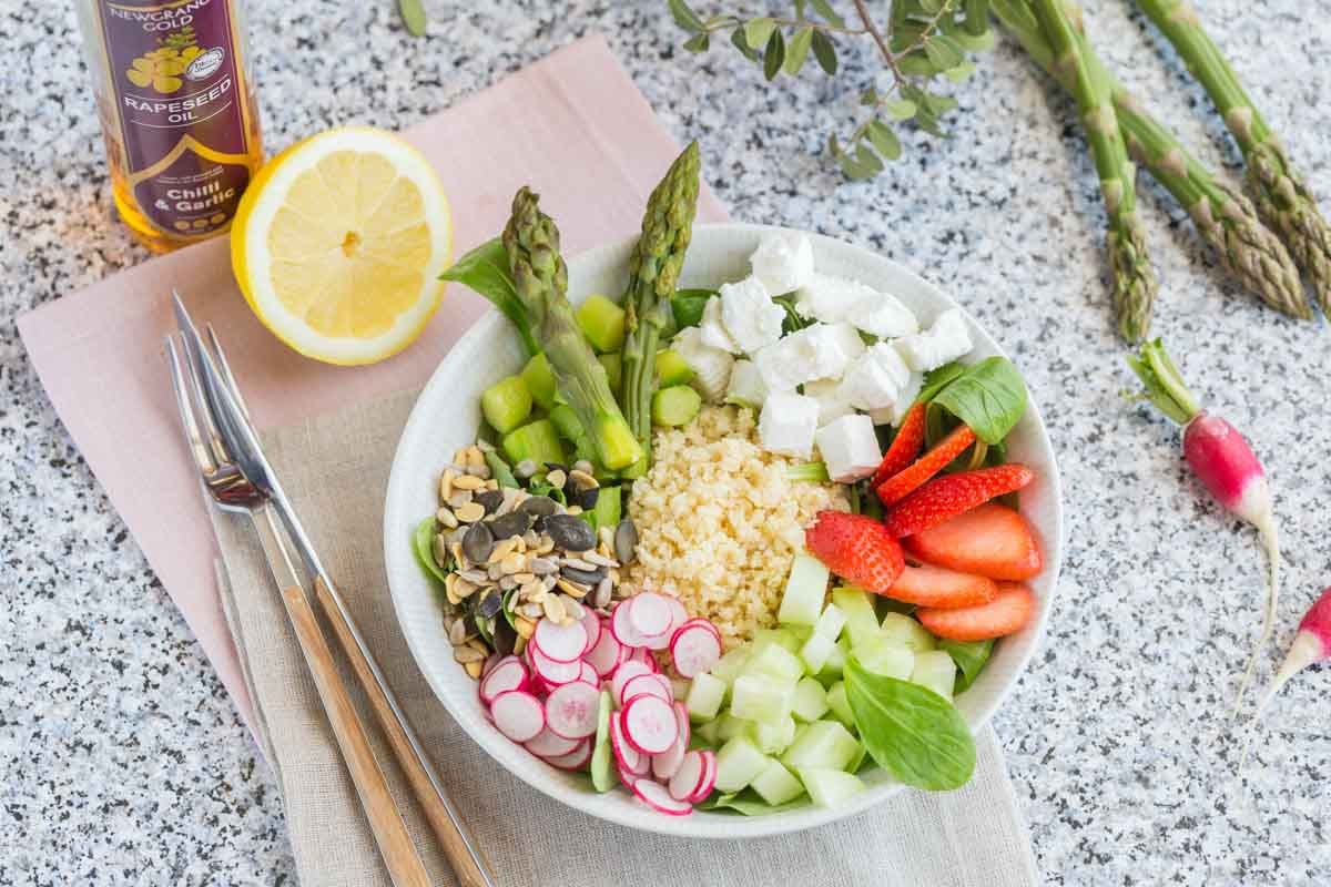 Savourez une assiette veggie aux asperges et boulgour pour un déjeuner gourmand