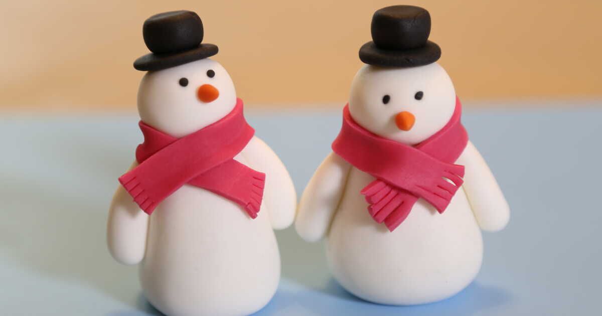 L'art de créer un bonhomme de neige en pâte à sucre