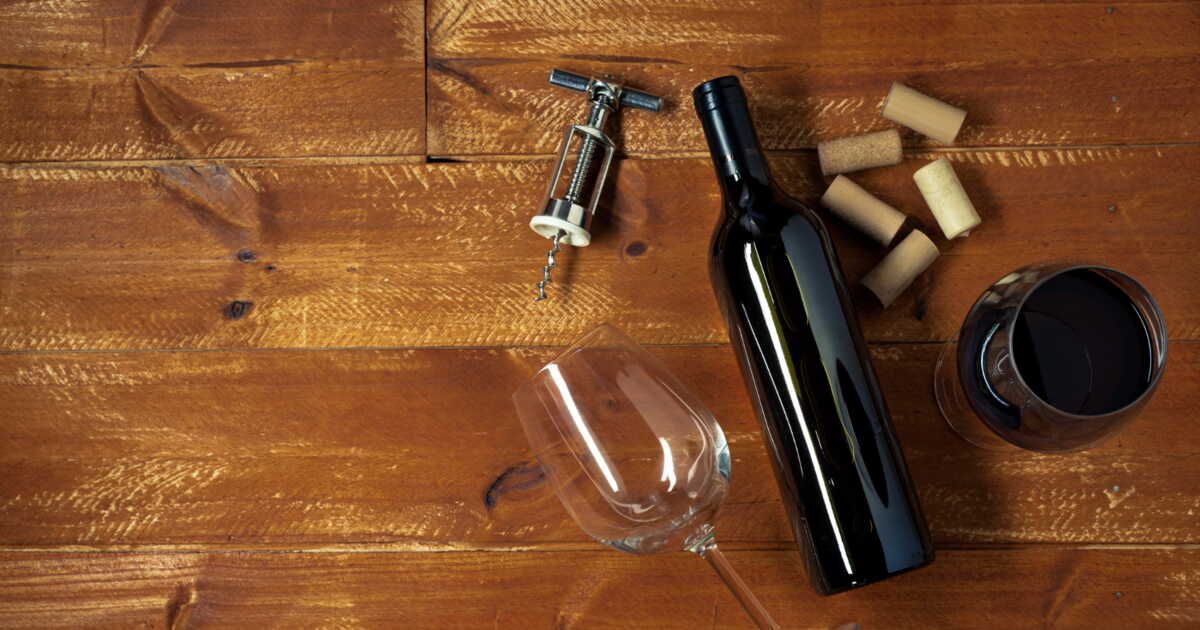 Une méthode simple pour récupérer un bouchon tombé dans une bouteille de vin