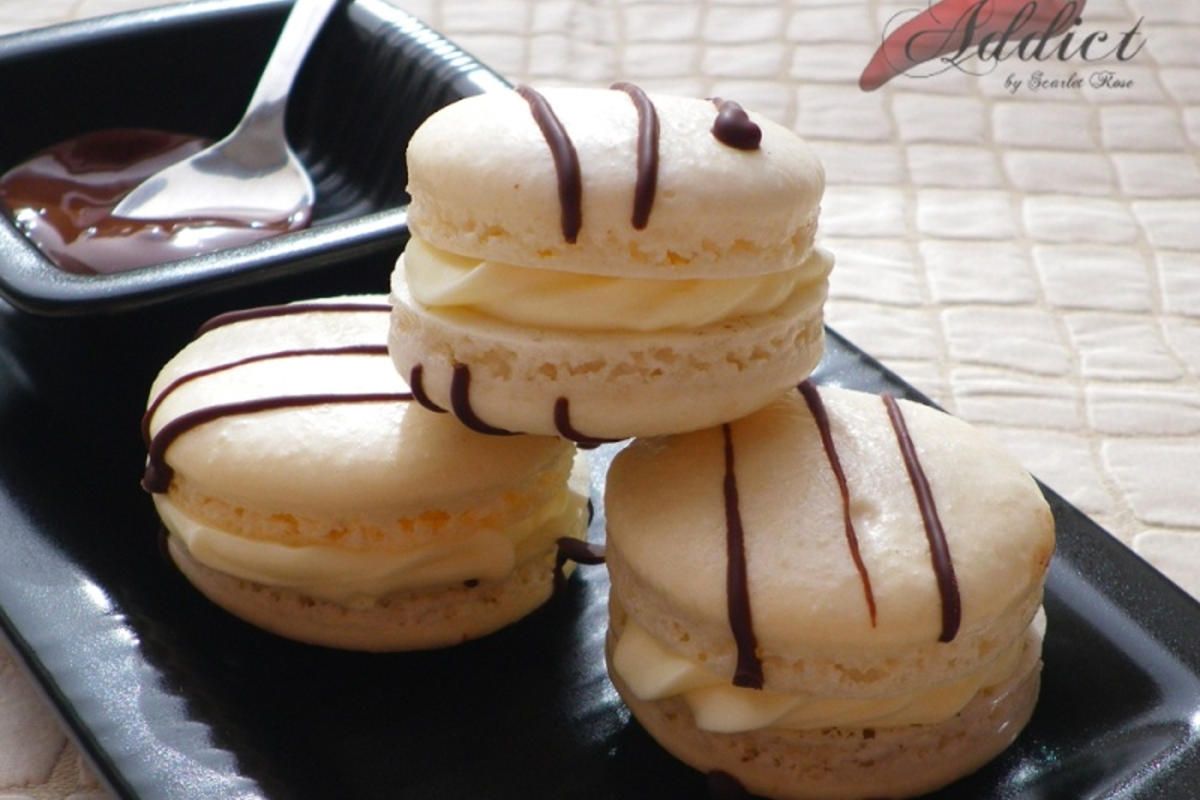 Macarons au chocolat blanc, agrémentés de chocolat noir